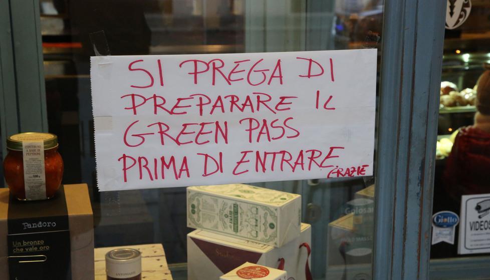 Obbligo di green pass per il caffè al banco: «In tanti chiedono di stare seduti fuori» 