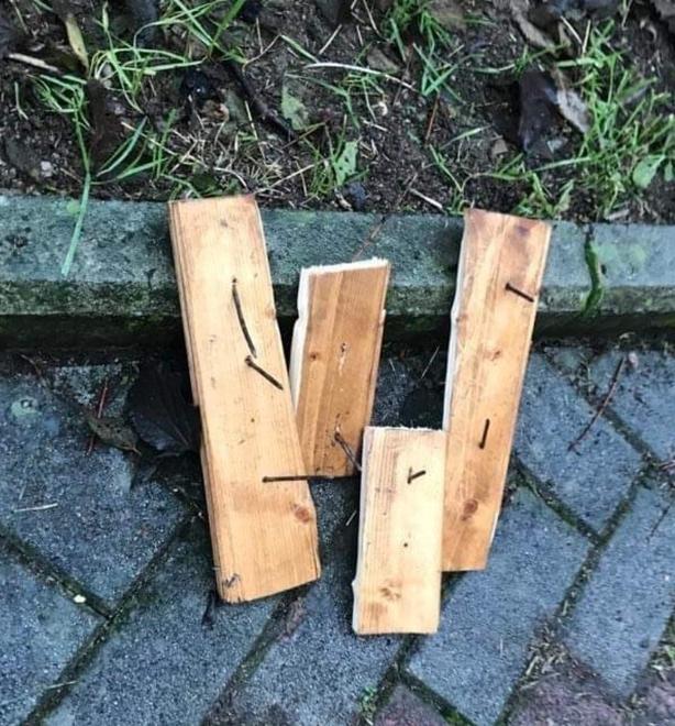 Tavole coi chiodi sotto le ruote, furgone vandalizzato in centro ad Albinea