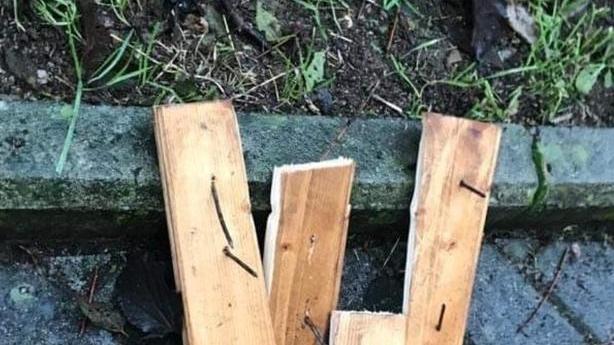 Tavole coi chiodi sotto le ruote, furgone vandalizzato in centro ad Albinea