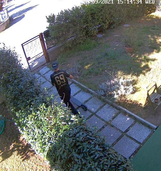 Il furto del monopattino ripreso da una telecamera di sorveglianza