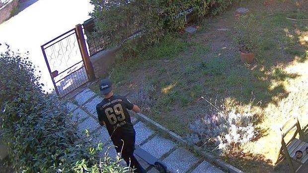 Il furto del monopattino ripreso da una telecamera di sorveglianza