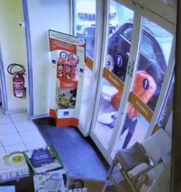 Imbratta la vetrina, ma le videocamere la riprendono 