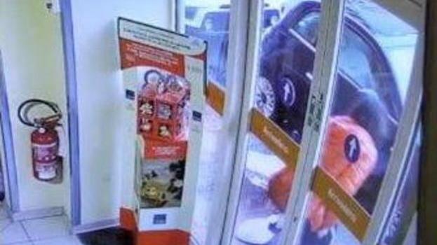 Imbratta la vetrina, ma le videocamere la riprendono