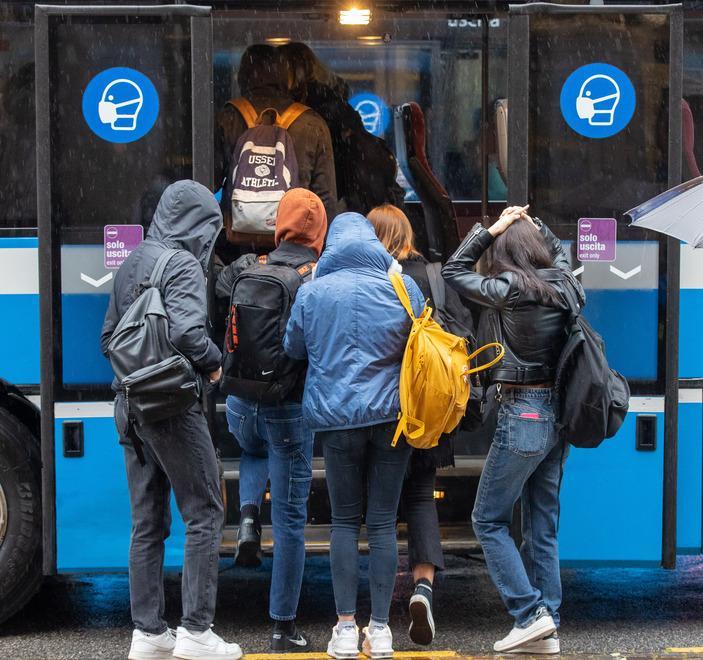 Controlli alle fermate del bus «Tutti hanno il Green pass» 