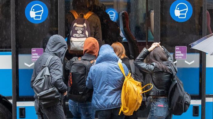 Controlli alle fermate del bus «Tutti hanno il Green pass»
