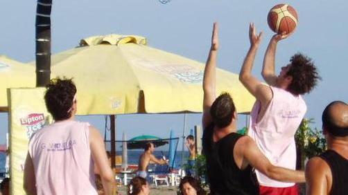 Due coppie di canestri donate dalla Fip Toscana a Follonica e Arcidosso