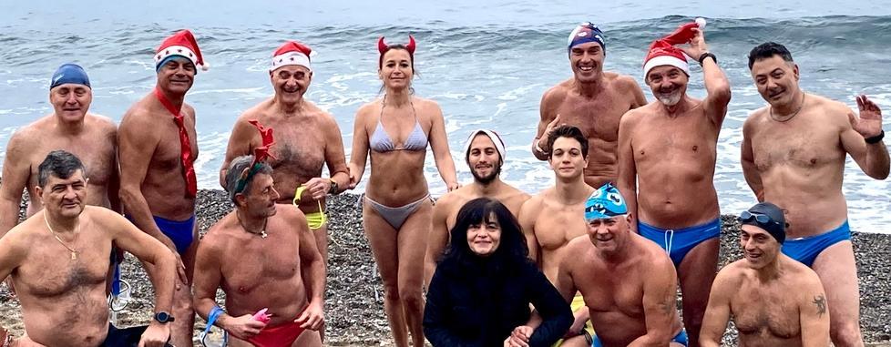 In 15 al tuffo di Natale nel mare di Caletta