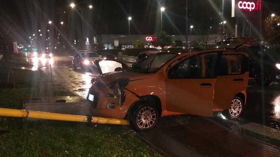 Schianto all’incrocio: grave pensionato con un trauma alla testa