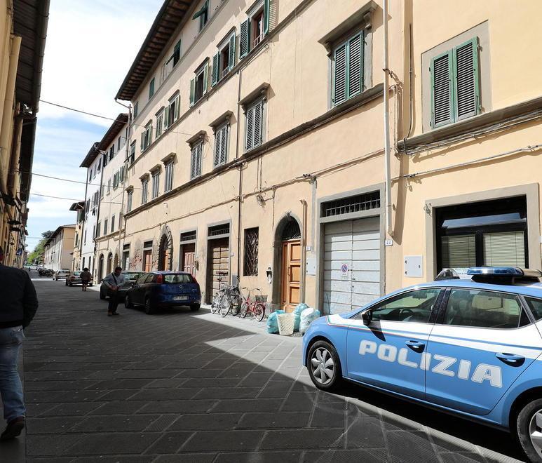Trovato morto nel giardino della sua casa 