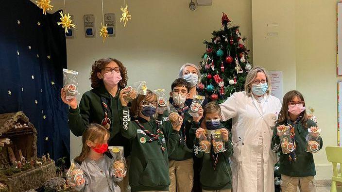 Gli scout laici a Pediatria per portare regali e sorrisi