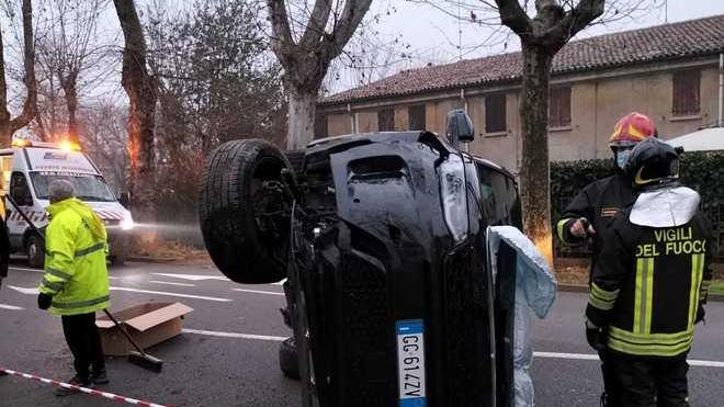 Un Suv contro la barriera Il conducente resta illeso