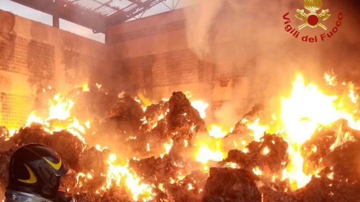 Incendio in un fienile Bruciate 300 rotoballe S’indaga sulle cause