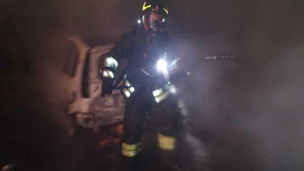 Due auto in sosta distrutte dalle fiamme Si ipotizza il dolo