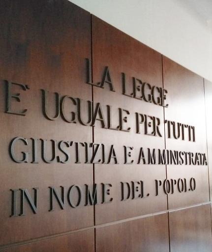 Minaccia con la bottiglia parenti della ex e militari