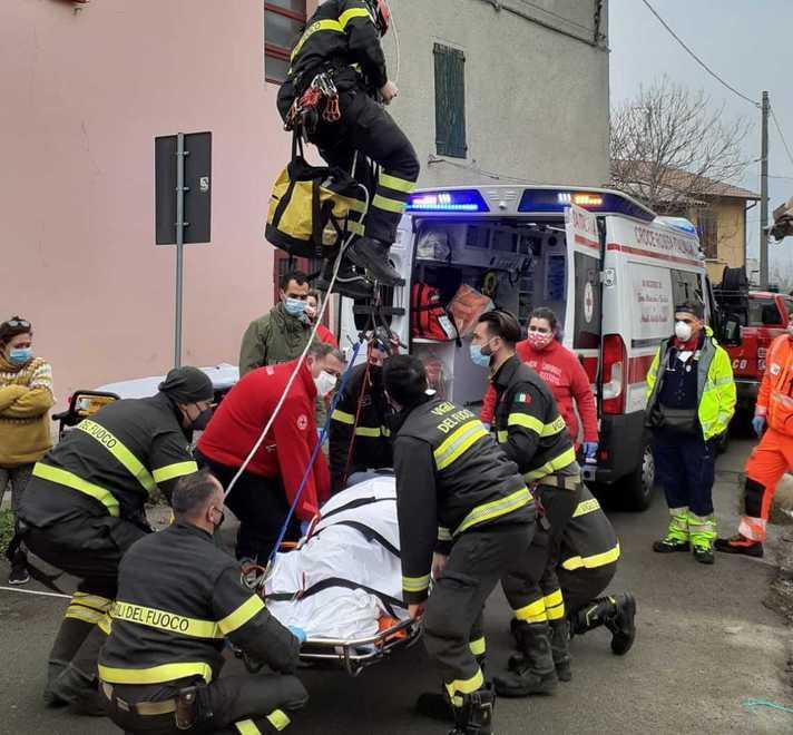 I vigili del fuoco in aiuto a un paziente da portare in ospedale