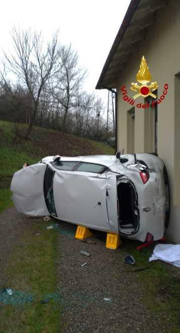 Precipita con l’auto nel cortile Soccorsa dai padroni di casa 