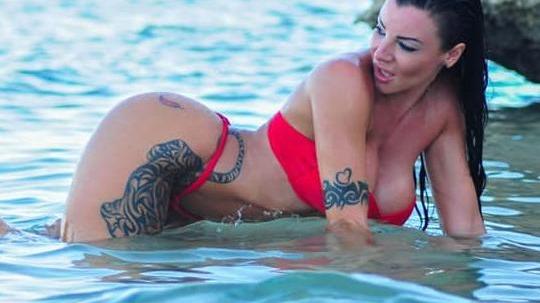 Il calendario per salvare gli ulivi della pornostar “ferrarese”