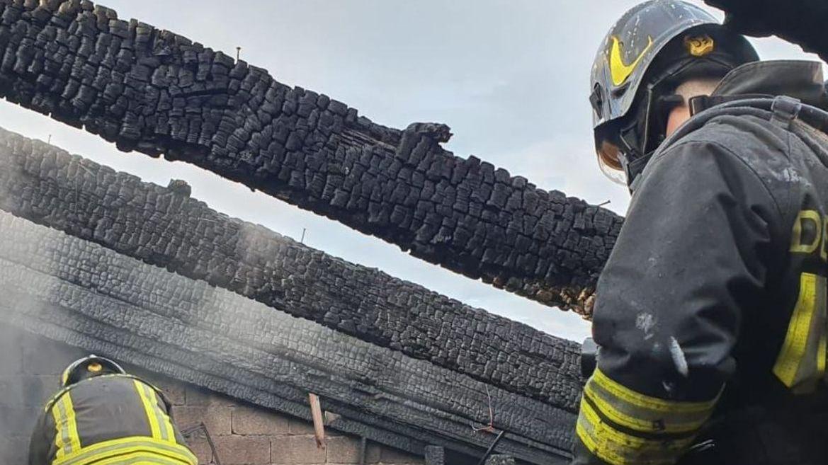 Via Sardegna incendio distrugge una mansarda