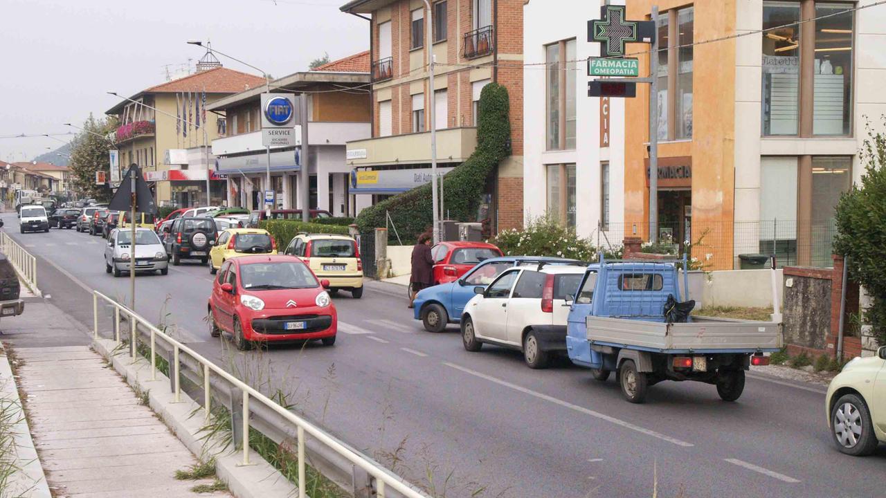 Camaiore, muore a 50 anni travolto da un'auto mentre attraversa la strada