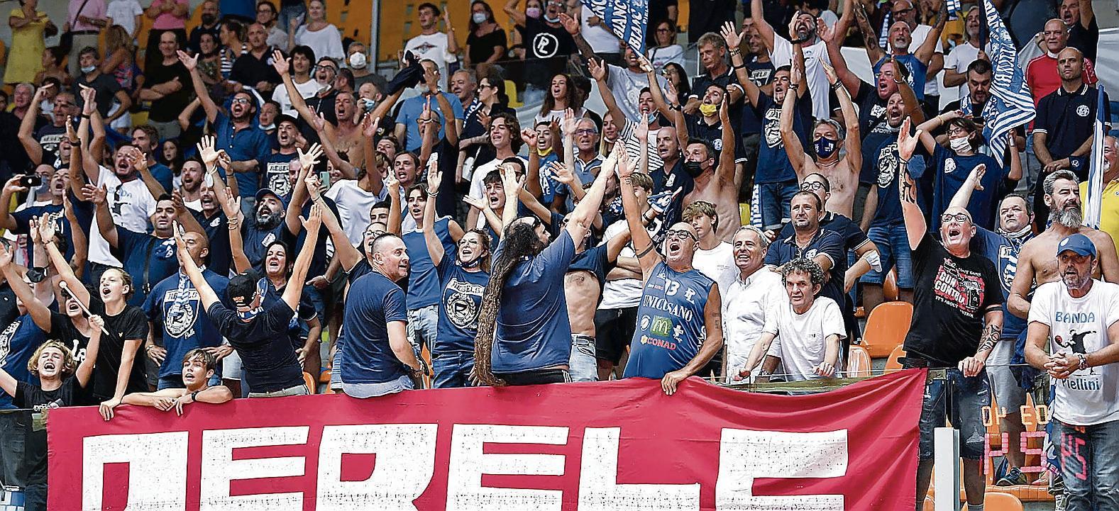 Basket, i tifosi Pl accusano la Libertas per i prezzi del derby: «Biglietti a 16 euro, più alti che in serie A»