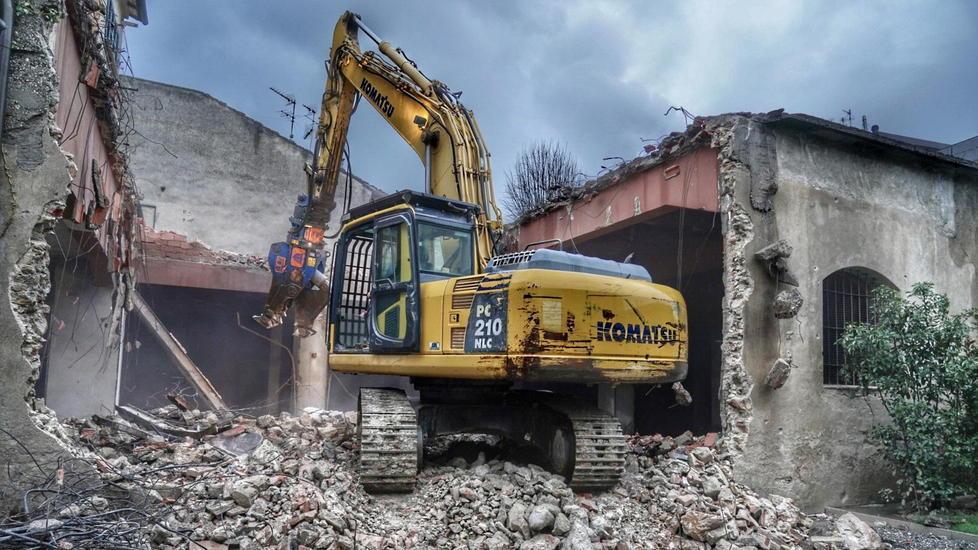 Le ruspe stanno demolendo l’ex Coop di Pontedera, ecco cosa sorgerà al suo posto 