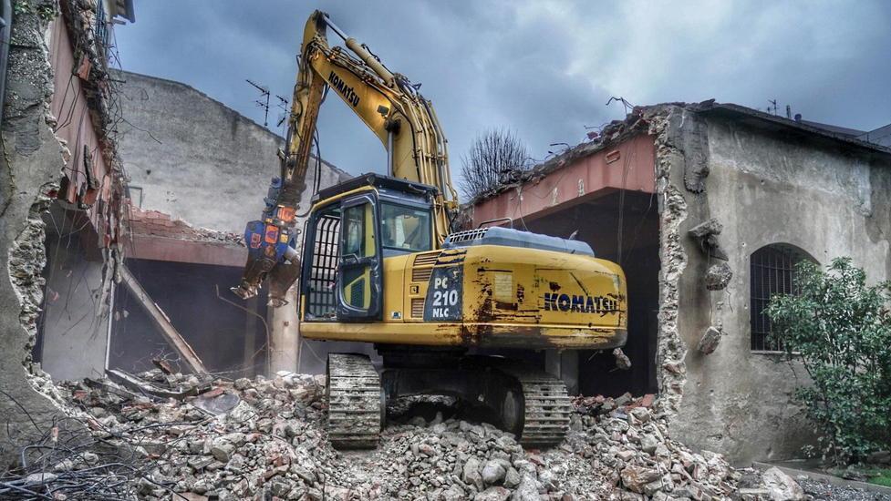 Le ruspe stanno demolendo l’ex Coop di Pontedera, ecco cosa sorgerà al suo posto