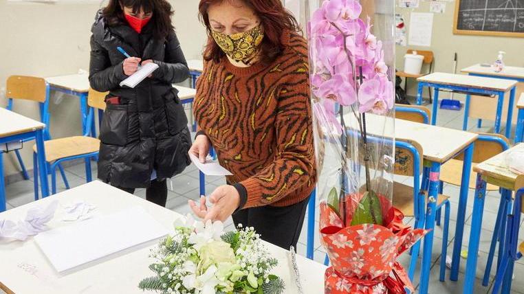 La preside Paola Toccafondi mentre deposita dei fiori sul banco di Yu Peilei