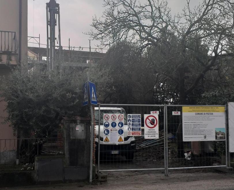 Cade dalle scale mentre ristruttura casa: paura per un 22enne