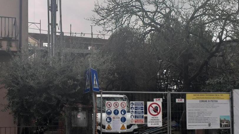 Cade dalle scale mentre ristruttura casa: paura per un 22enne