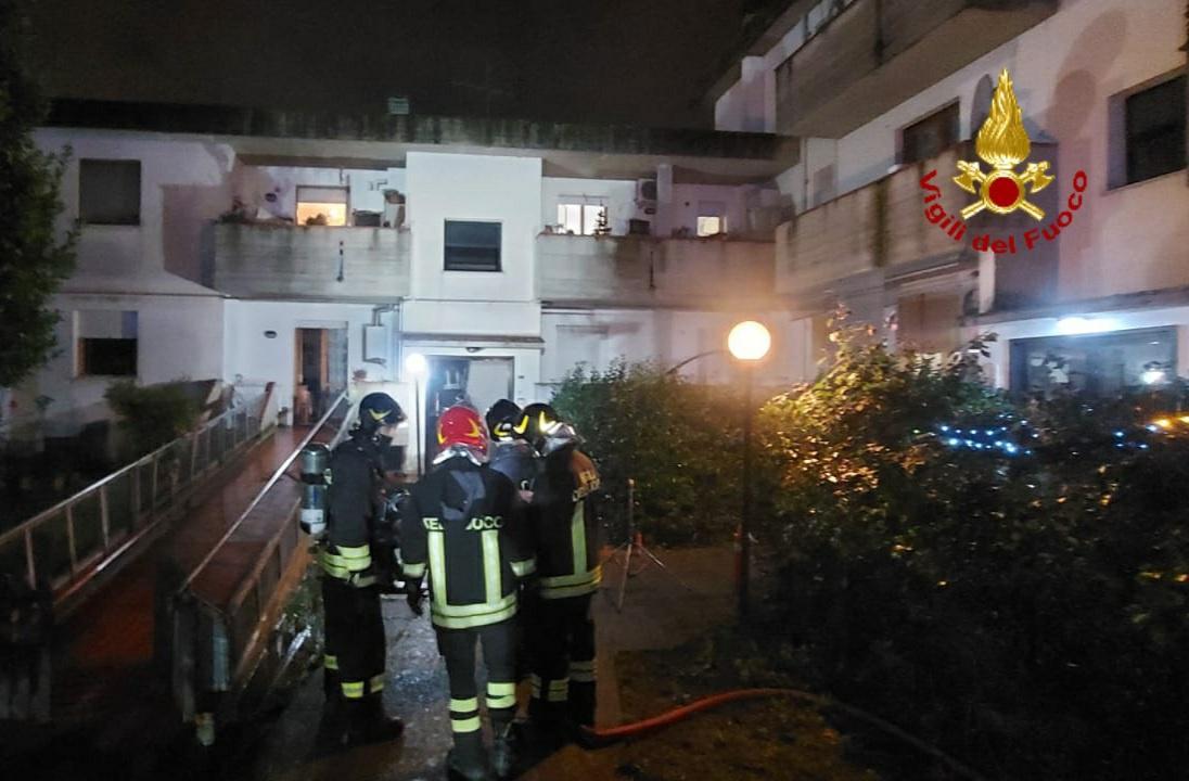 Appartamento in fiamme a Prato: muore un cane, intossicato il padrone che ha cercato di salvarlo