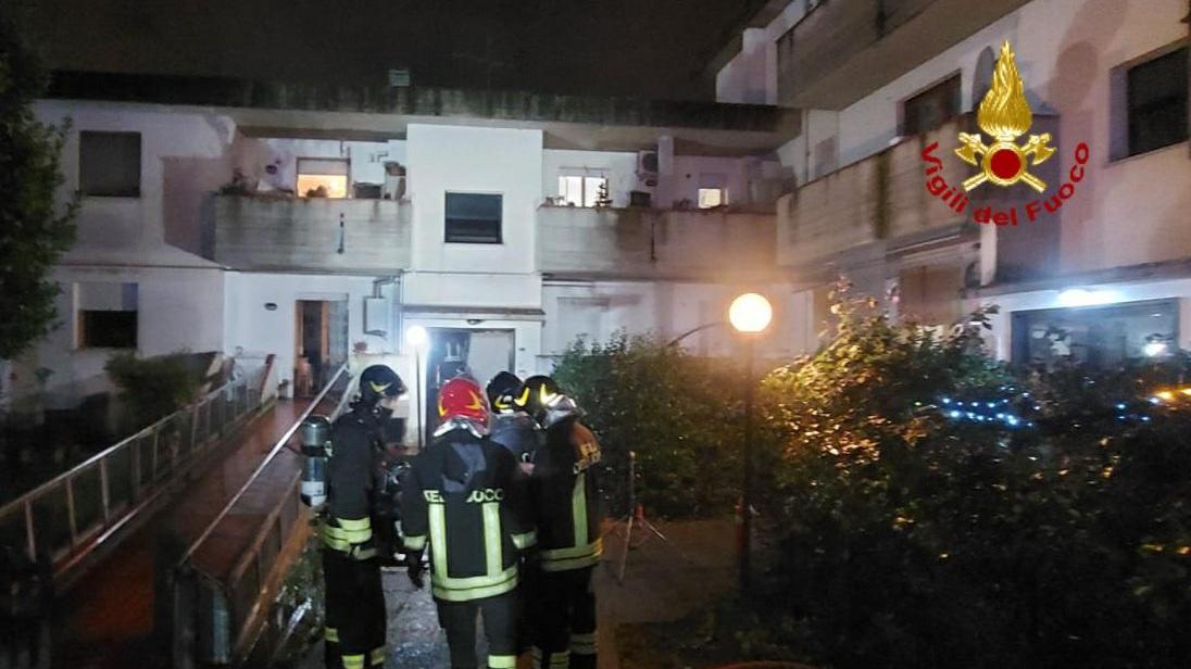Appartamento in fiamme a Prato: muore un cane, intossicato il padrone che ha cercato di salvarlo