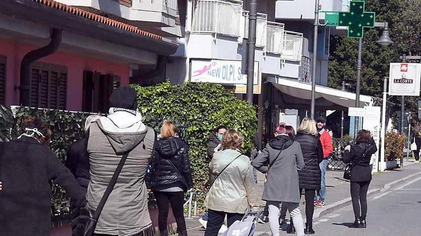 A Massa farmacie prese d’assalto per i tamponi, ma quelli “fai da te” sono già esauriti