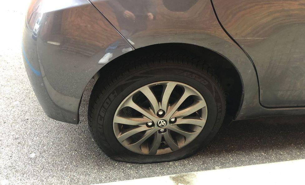 Strage di gomme bucate in centro storico. Raid dei vandali tra Natale e Santo Stefano 