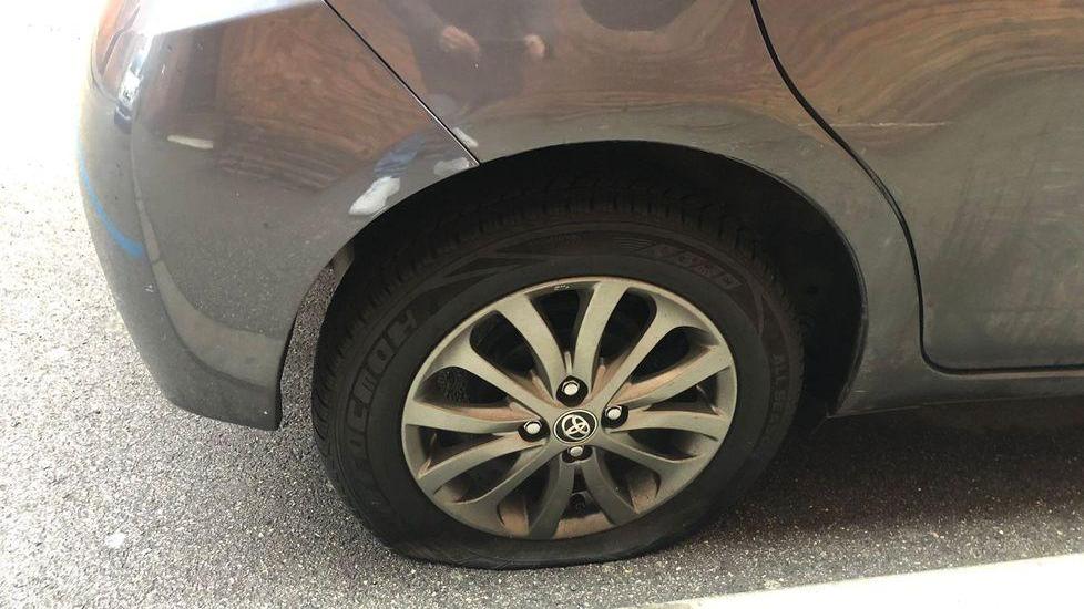 Strage di gomme bucate in centro storico. Raid dei vandali tra Natale e Santo Stefano