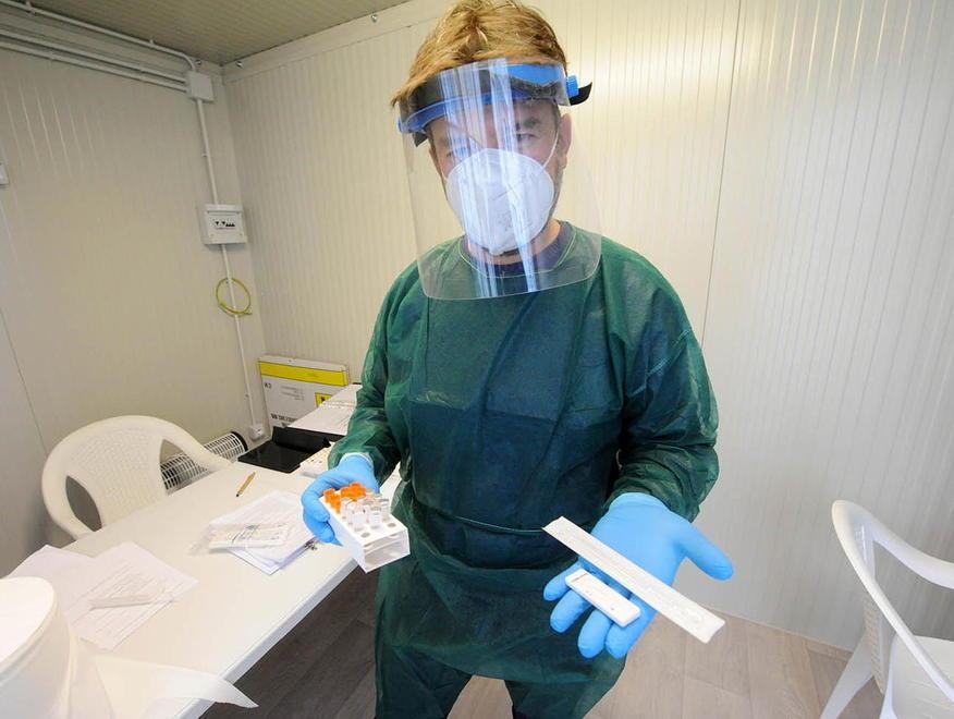 A Piombino assalto alle farmacie per i tamponi: è caccia ai “self test” 