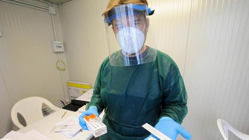 A Piombino assalto alle farmacie per i tamponi: è caccia ai “self test”