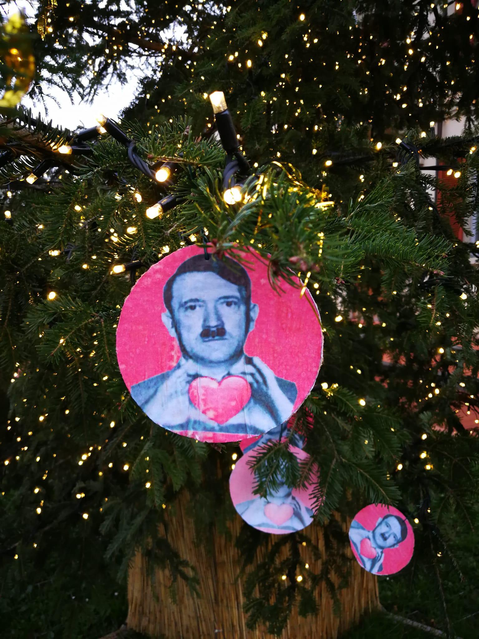 Le palline con l'immagine di Hitler appese all'albero di Natale
