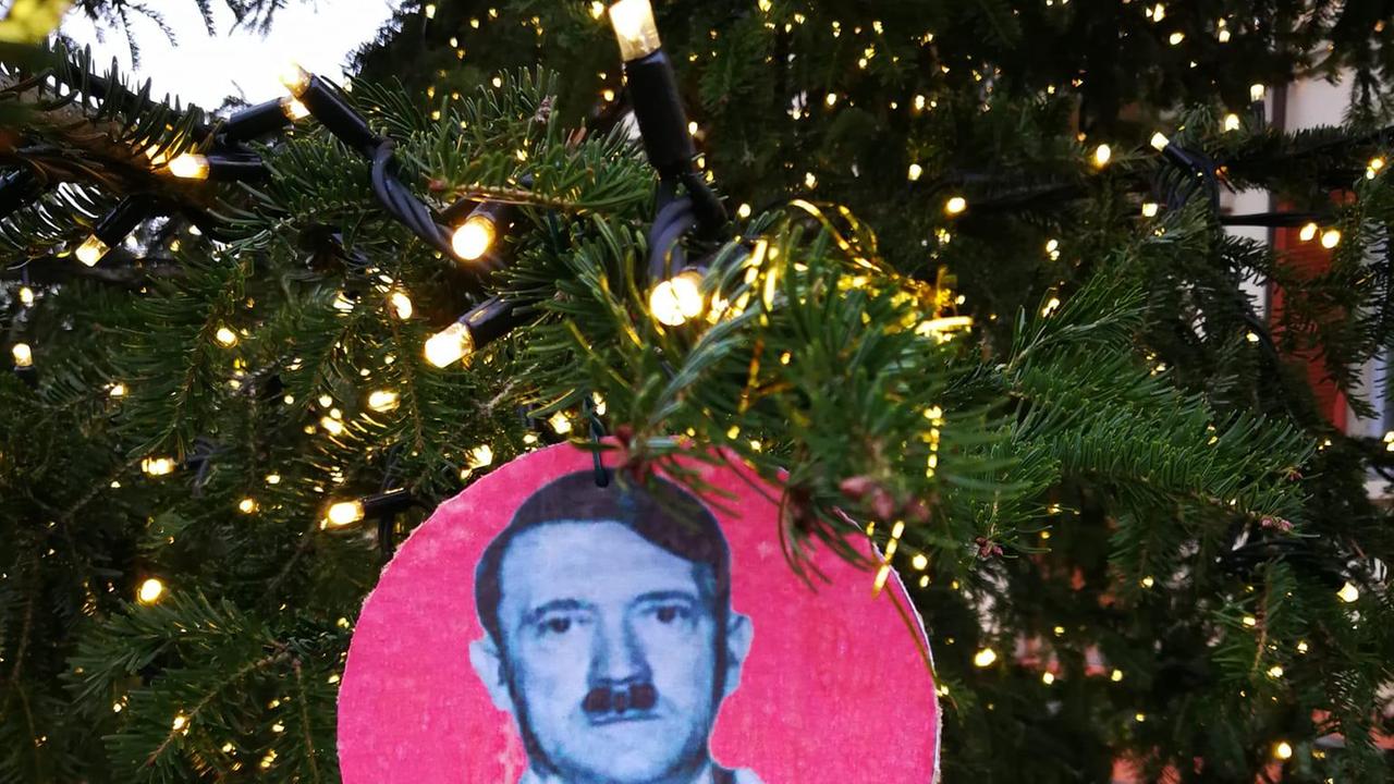 Le palline con l'immagine di Hitler appese all'albero di Natale