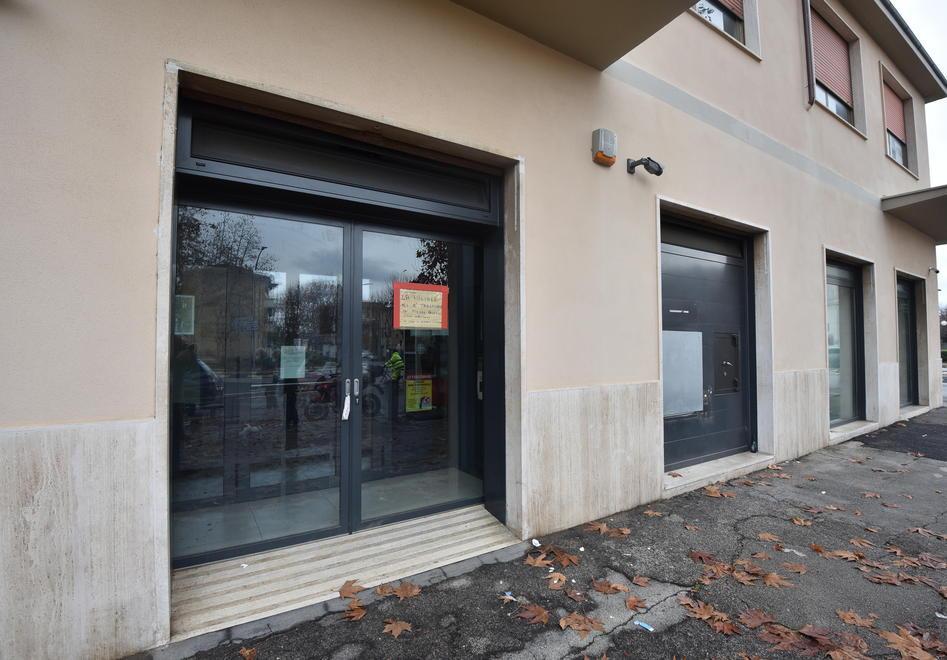 Cartolina dal quartiere Barbanella: la filiale Intesa Sanpaolo, ex Ubi, ex Banca Etruria ha chiuso i battenti (Foto AgenziaBF)