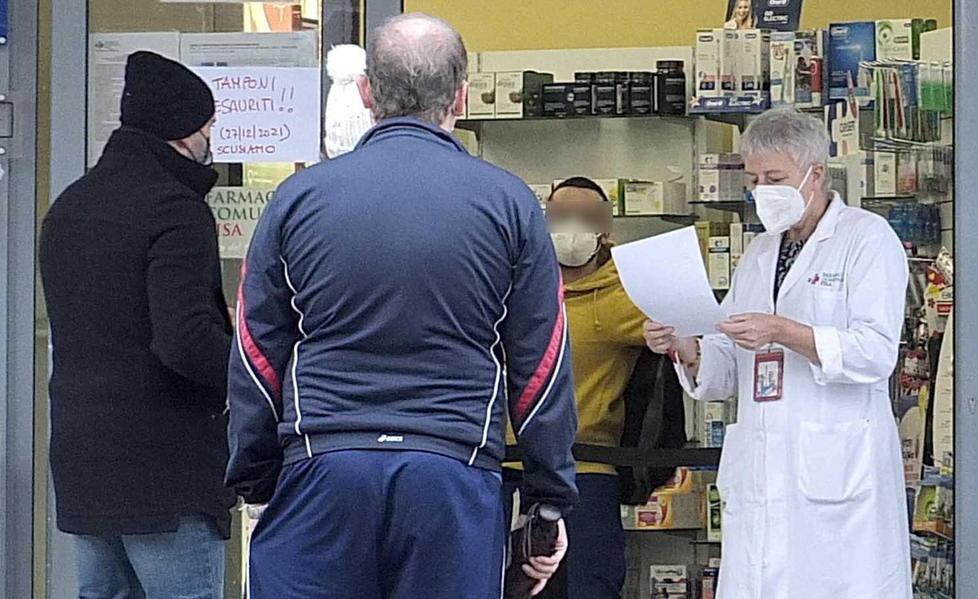 Psicosi Omicron, a Pisa file interminabili alle farmacie per i test antigenici 
