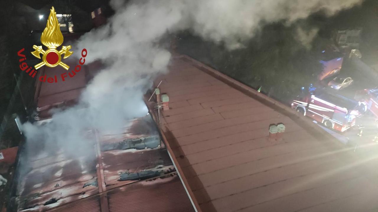 Savignano, capannone a fuoco. Fiamme rapidamente domate