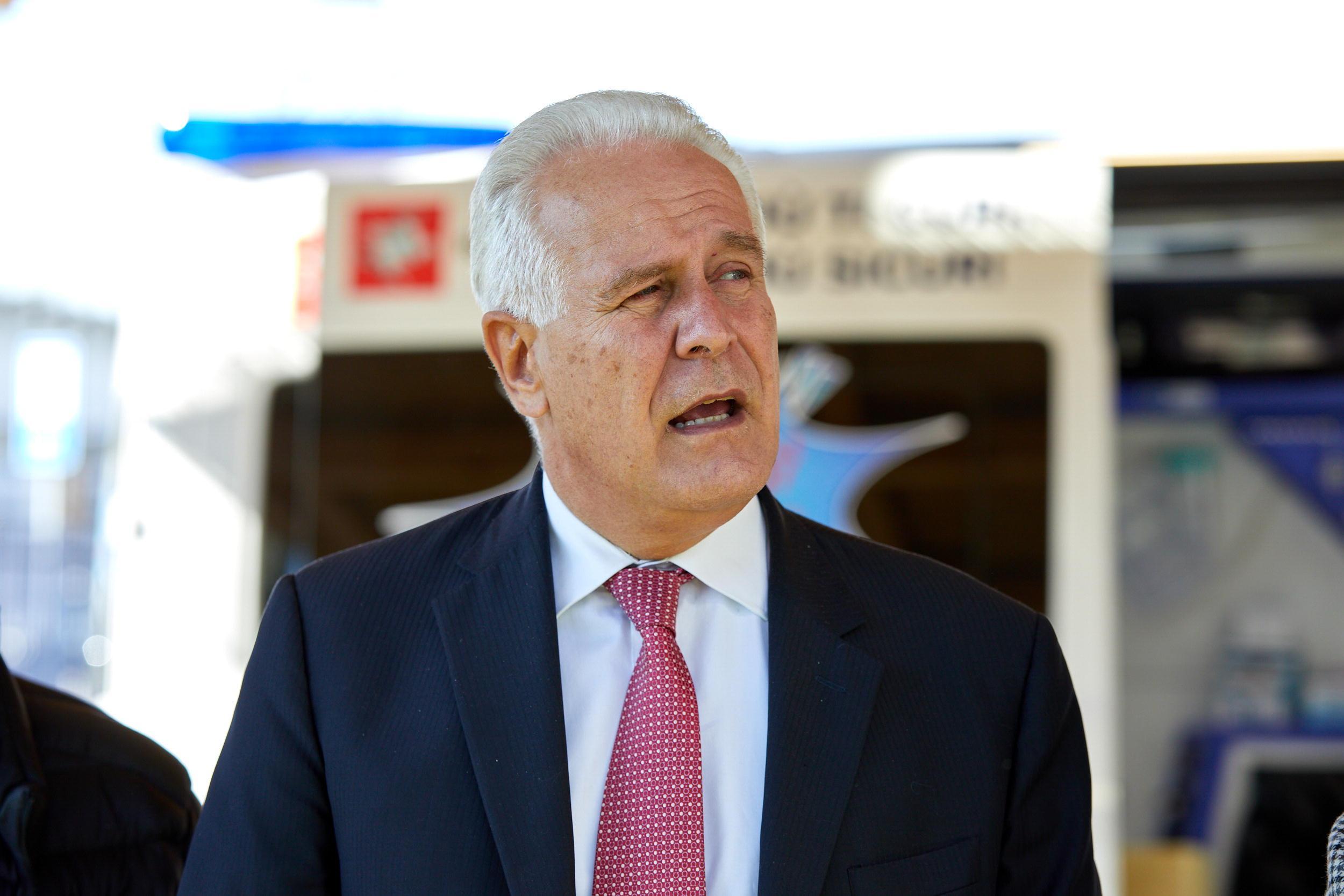 Il presidente della Regione: "Obbligo vaccinale o lockdown per non vaccinati" 
