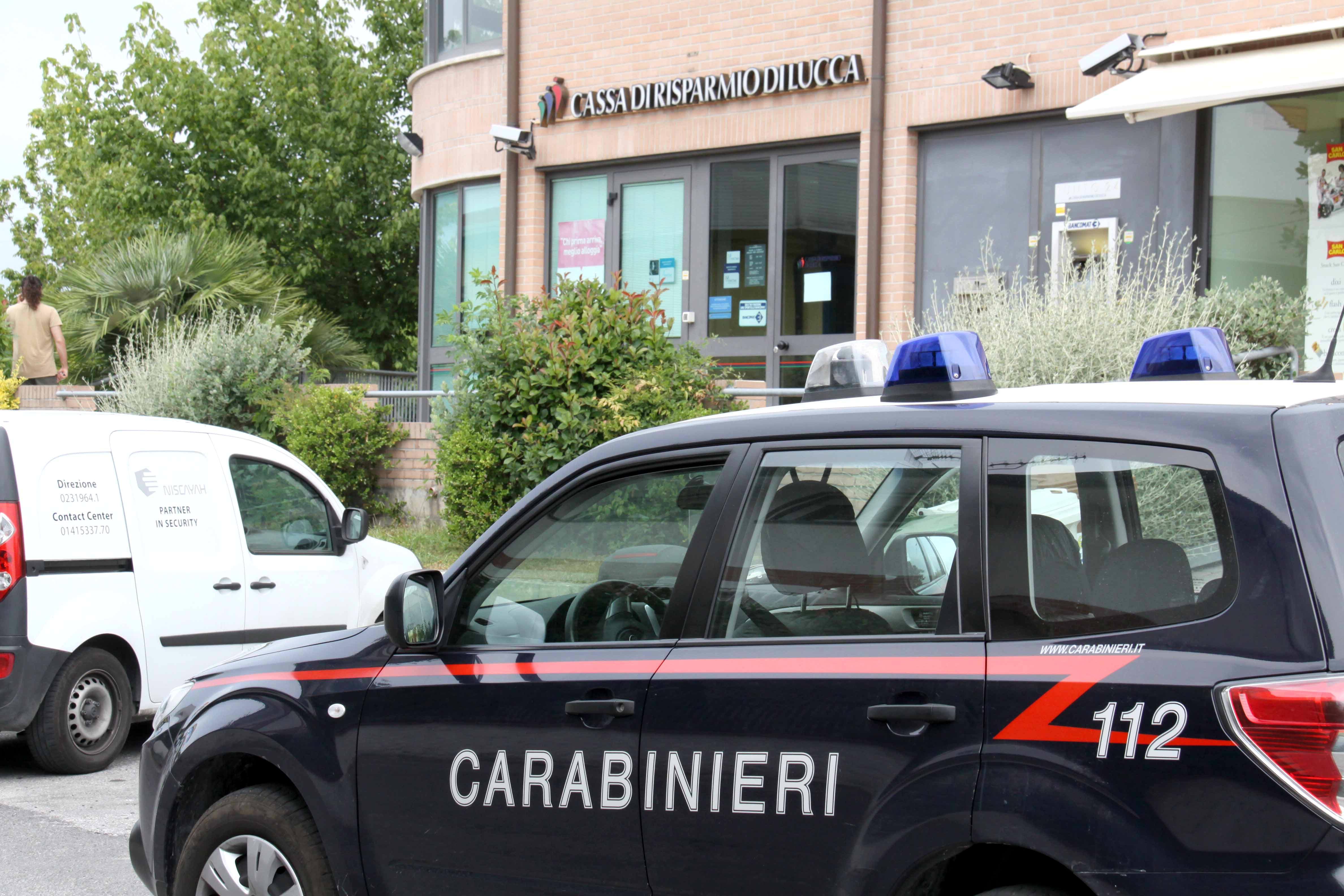 Vanno a cena fuori in Darsena, al ritorno trovano la casa svaligiata 