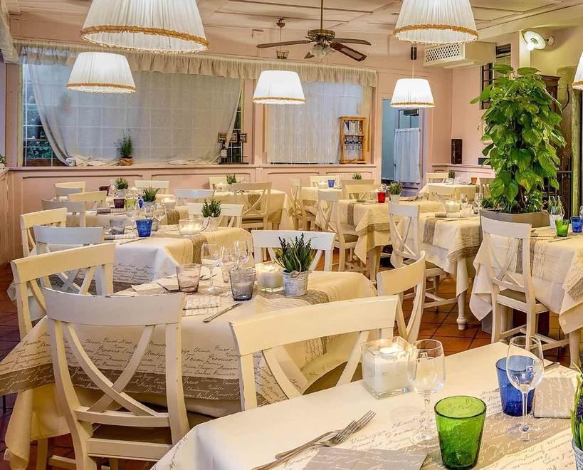 Pranzo di Natale, il Covid cancella il 40% dei tavoli. Incognita cenone 