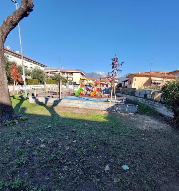 Decoro urbano: panchine, cestini e giochi per i parchi