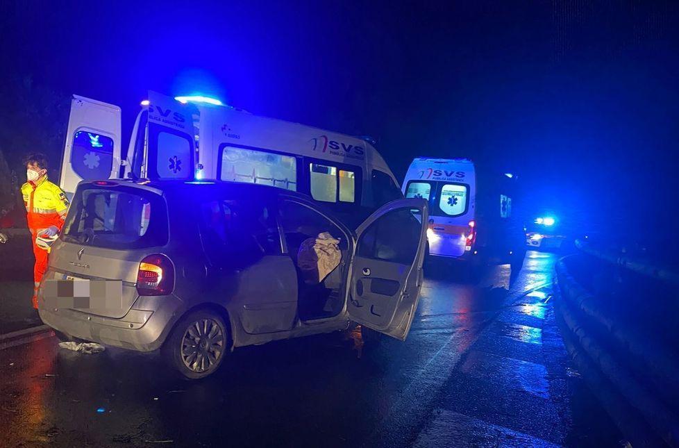 Schianto in auto: tre feriti