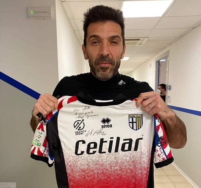 Dopo i complimenti... la maglia Il regalo speciale di Buffon a Rossi