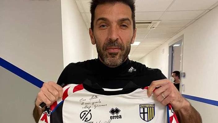 Dopo i complimenti... la maglia Il regalo speciale di Buffon a Rossi