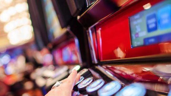 Perde alle slot machine e dà in escandescenza