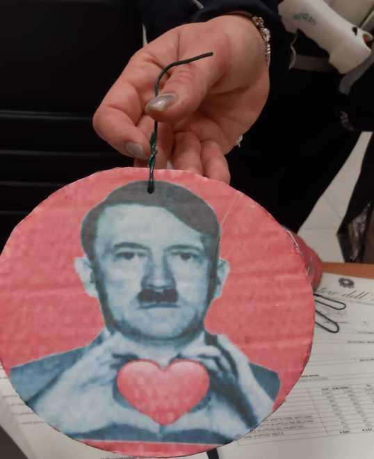 Svastiche e foto di Hitler sull’albero di Natale